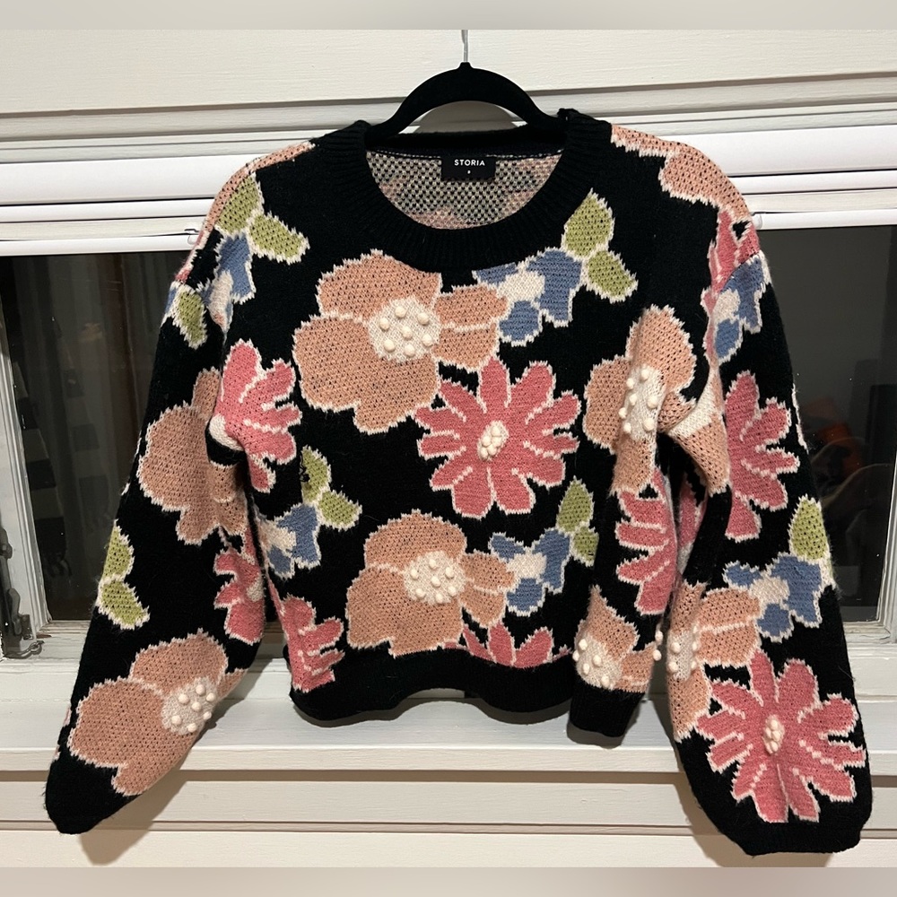 Stories Flower 🌸 Sweater • Size S